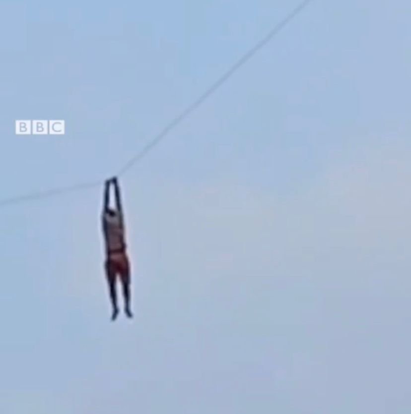 O jovem Nadarasa tentava colocar uma pipa gigante no ar, quando ficou pendurado a 12 metros do chão em Jaffna, no Siri Lanka