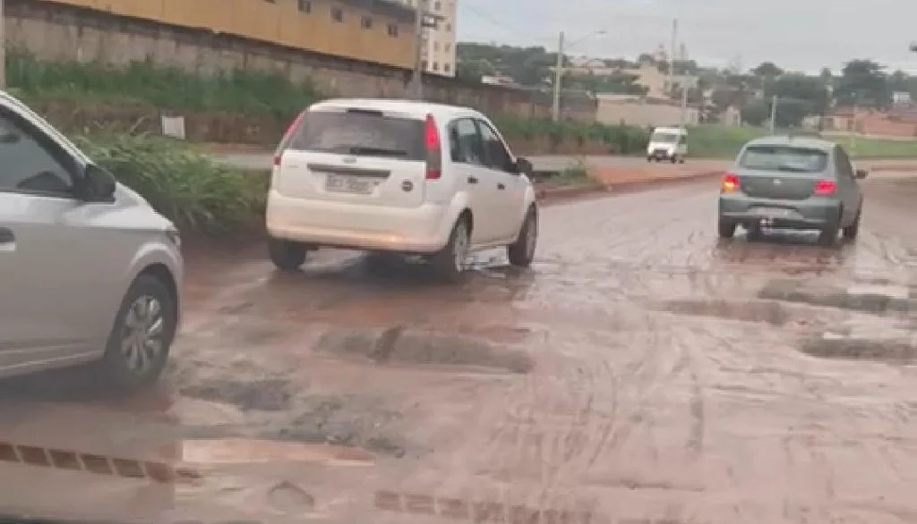 Vídeo: Trecho da Avenida Leste-Oeste tomado por buracos dificulta locomoção de motoristas