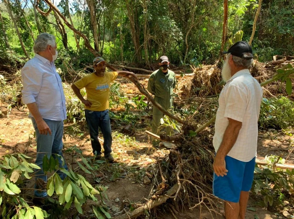 Caiado visita cidades afetas pelas fortes chuvas