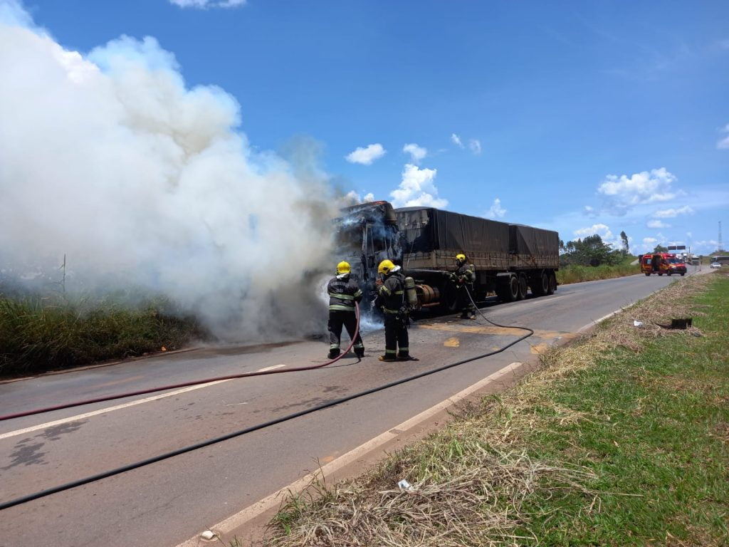 Vídeo: Carreta pega fogo e bloqueia trecho da BR-060, em Anápolis