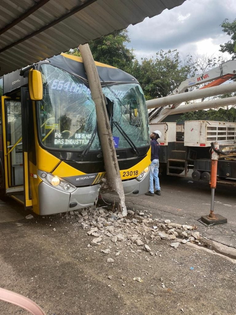 Após mal súbito, motorista de ônibus colide contra poste, em Sumaré
