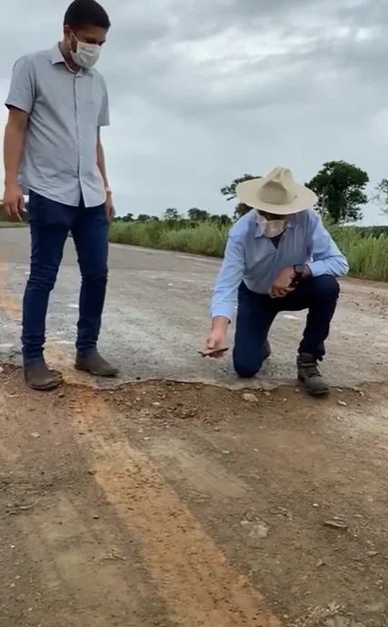 Governador tira o asfalto do chão com as mãos e diz que as obras são de 