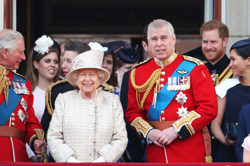 Príncipe Andrew tem títulos militares retirados pela rainha Elizabeth II