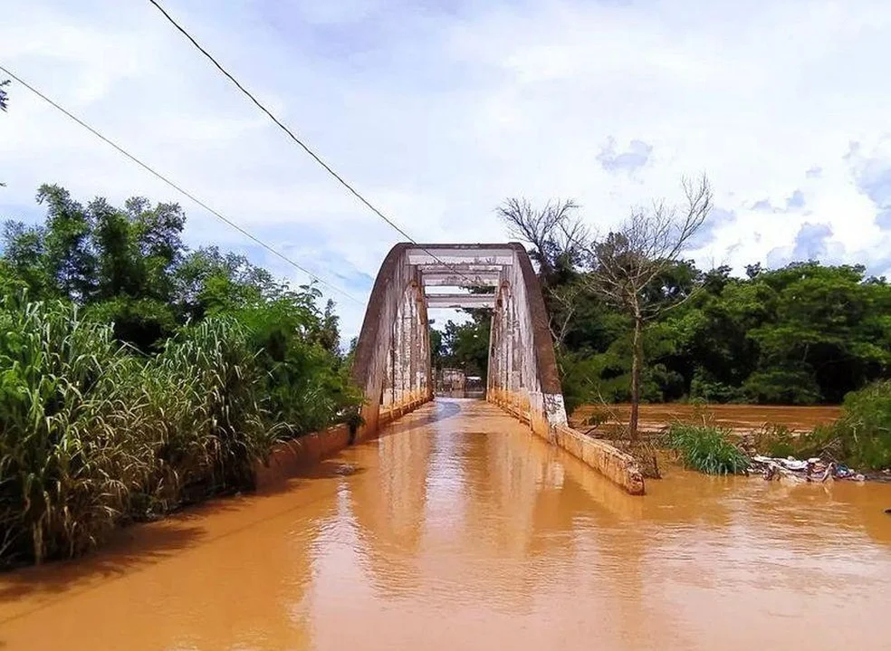 Não houve vítimas, mas a água da barragem causou impactos ambientais em pastagem e sub-bosques de floresta da Mata Atlântica