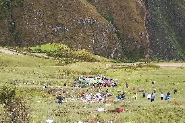 Ônibus cai em despenhadeiro e deixa 20 pessoas mortas, no Peru