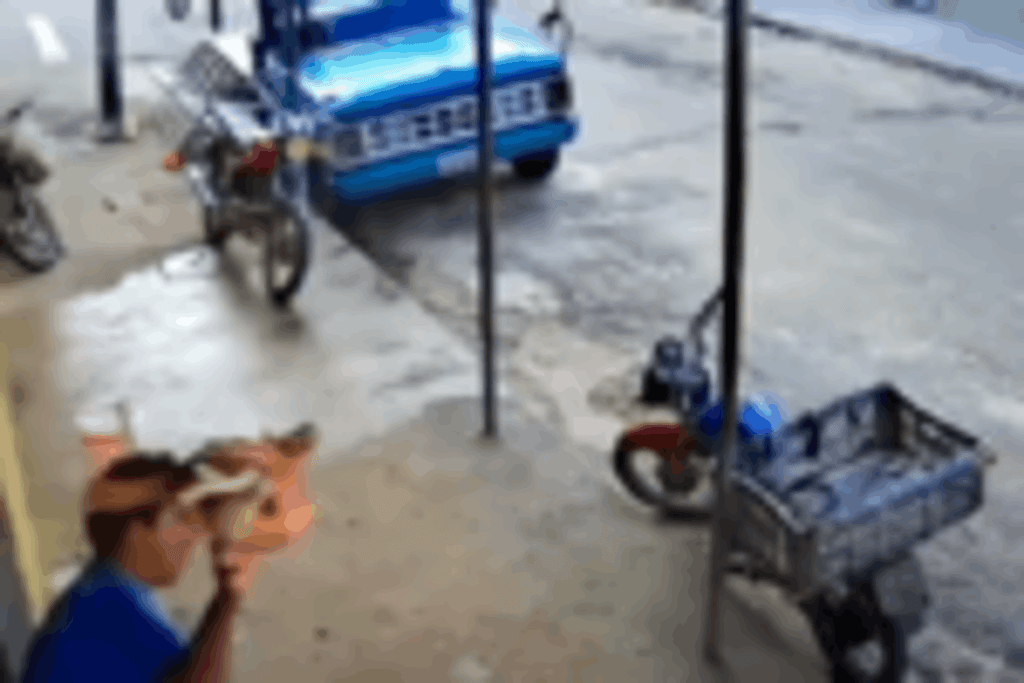 Vídeo: Homem joga frango assado no assaltante em Fortaleza