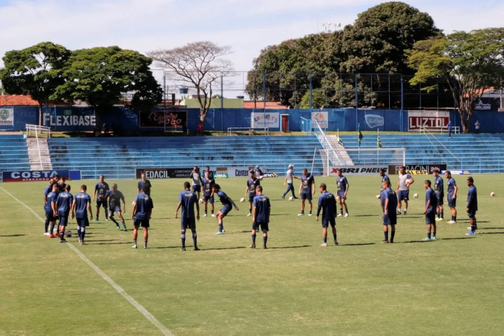 Aparecidense treino antes do jogo com o ACG no Goianão