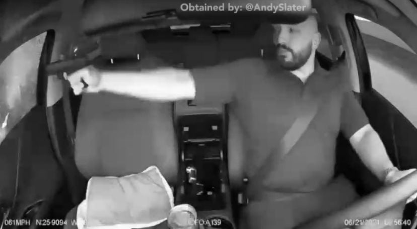 Vídeo: Em briga de transito homem atira contra os vidros do próprio carro, nos EUA
