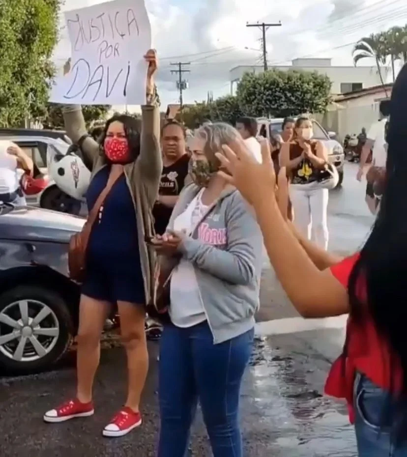 Grupo protesta contra madrasta que espancou criança, em Goianésia