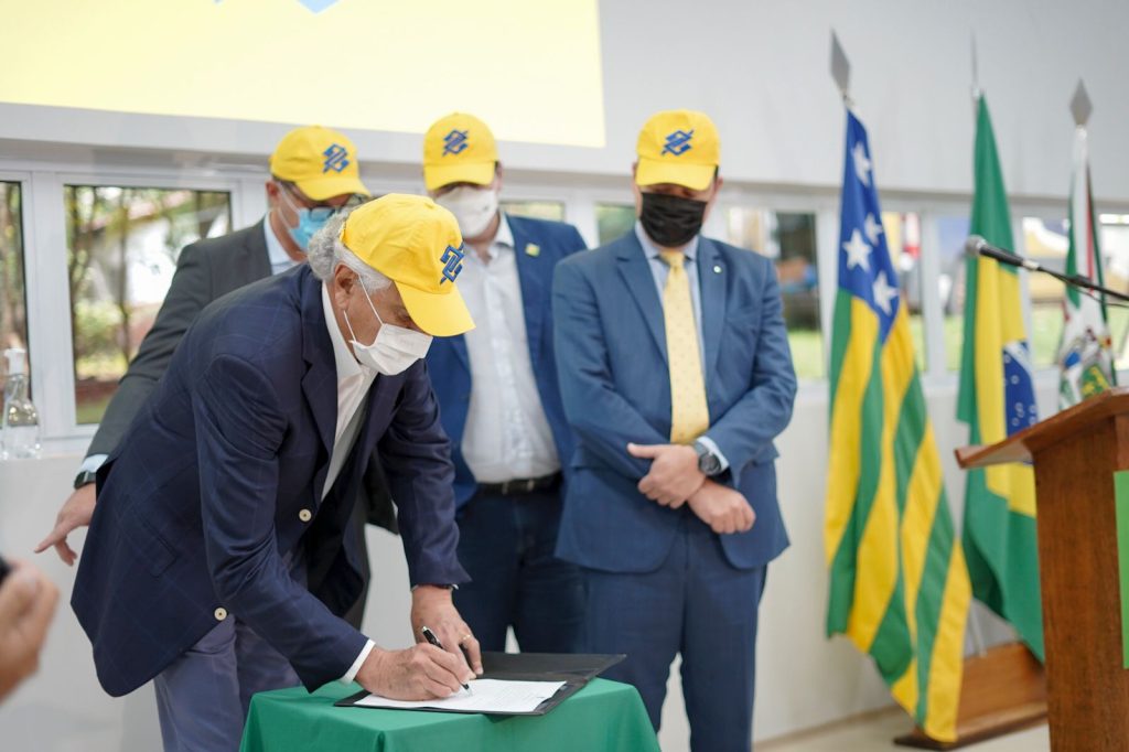 Governo de Goiás e Banco do Brasil expandem cadeia produtiva de mandioca no estado