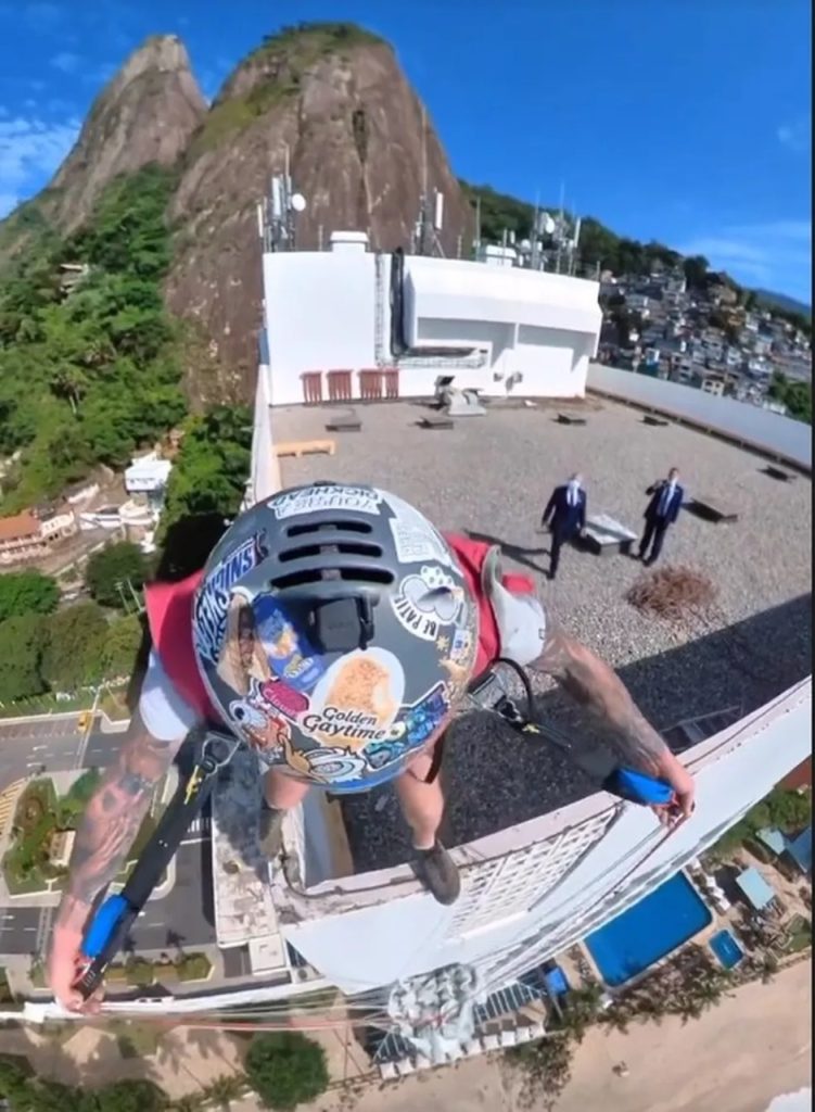 Vídeo: Homem salta de morro e pousa em terraço de hotel, no Rio de Janeiro