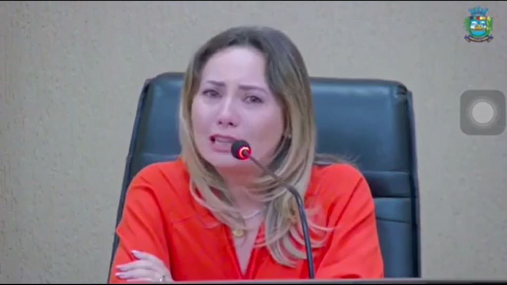 O presidente da Câmara de Aparecida de Goiânia, em uma discussão com a vereadora Camila Rosa, cortou o microfone da parlamentar durante debate