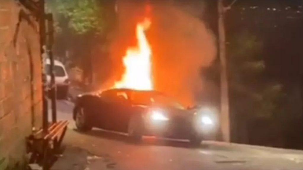 Vídeo: Ferrari pega fogo em favela de Belo Horizonte