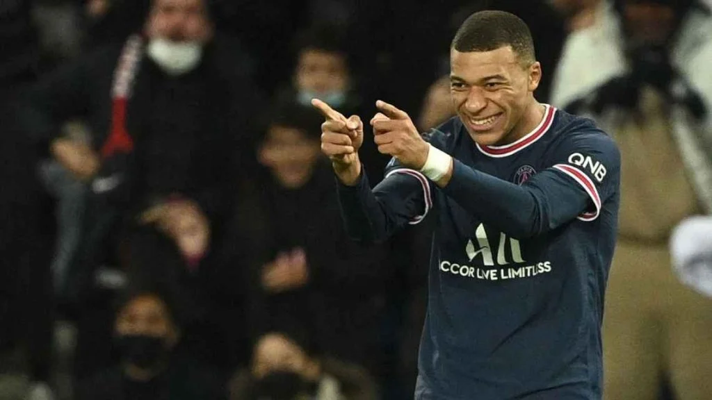 O salário de 300 mi por ano fará com que Kylian Mbappé se torne o jogador mais bem pago do mundo.