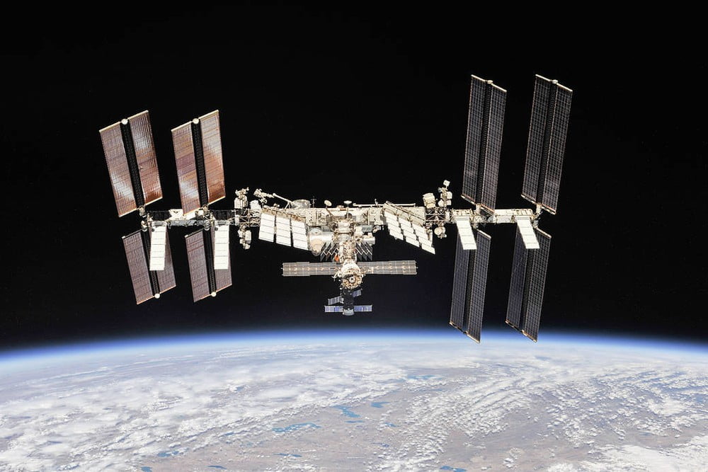 Conhecida como ISS, sua aposentadoria do espaço marca a transição das atividades na órbita para o setor comercial