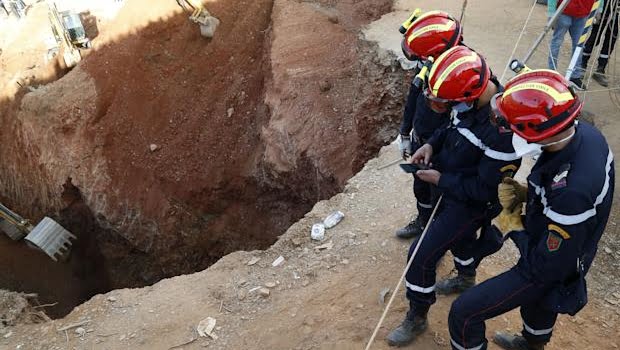 A criança, de apenas 5 anos, caiu em um poço de 32 metros de profundidade
