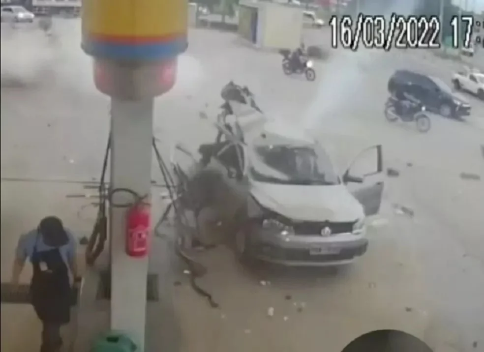 Vídeo: Carro é destruido após cilindro de gás natural explodir, em Fortaleza