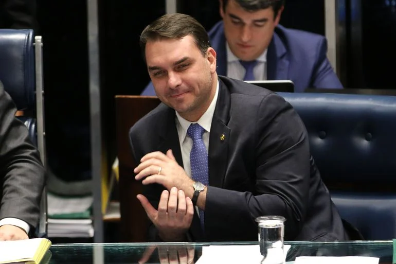 Flávio Bolsonaro compara prisões no 8 de janeiro a Holocausto; comunidade judaica repudia