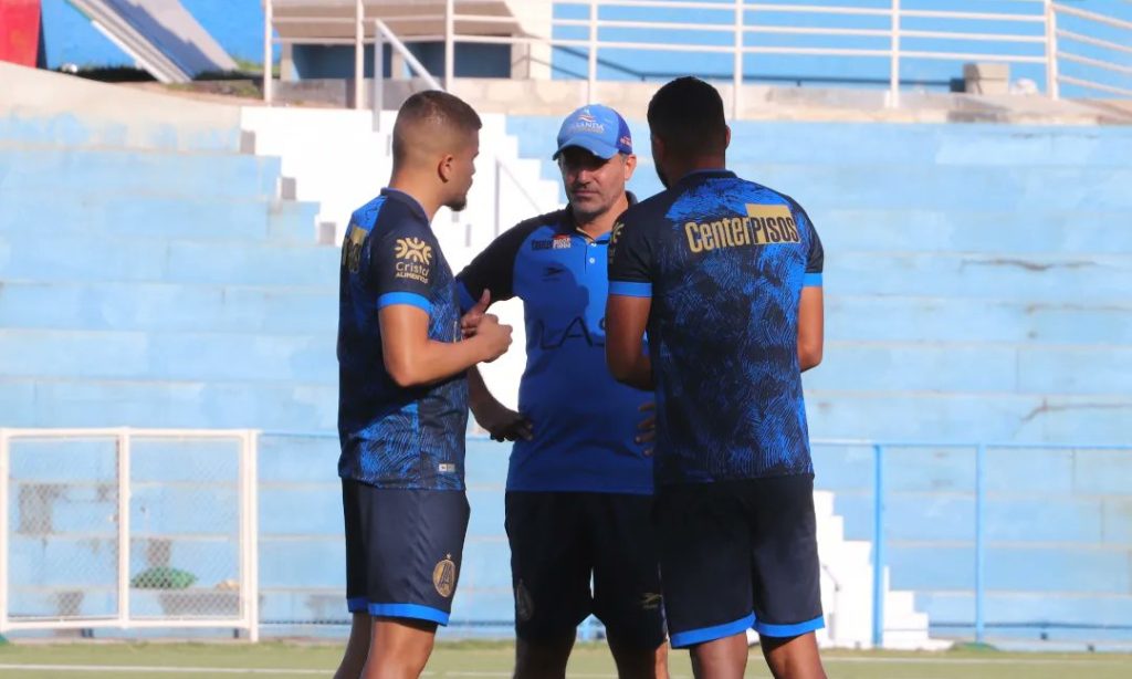 Aparecidense Eduardo Souza conversa com jogadores