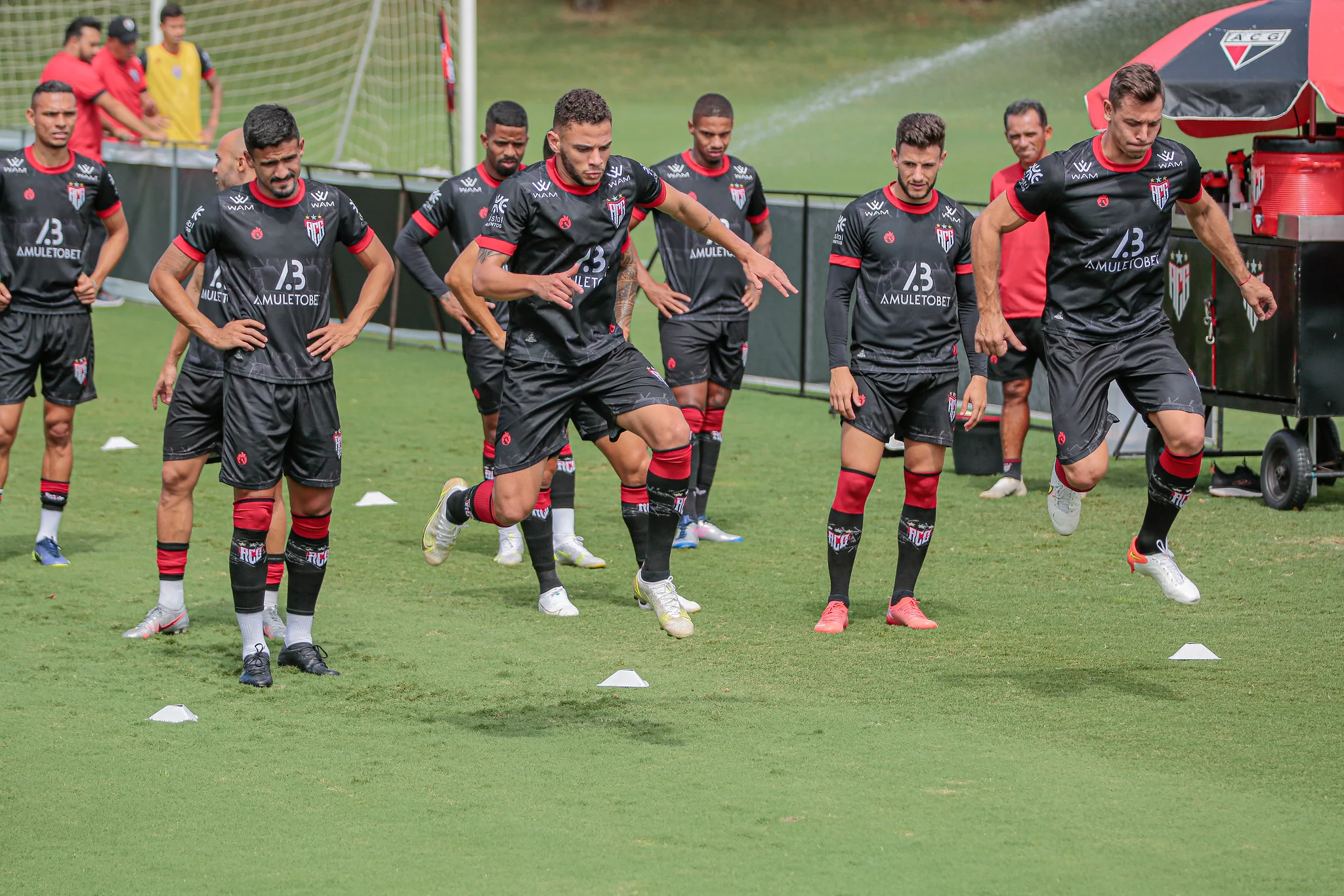 Jogadores do Atlético-GO treinam