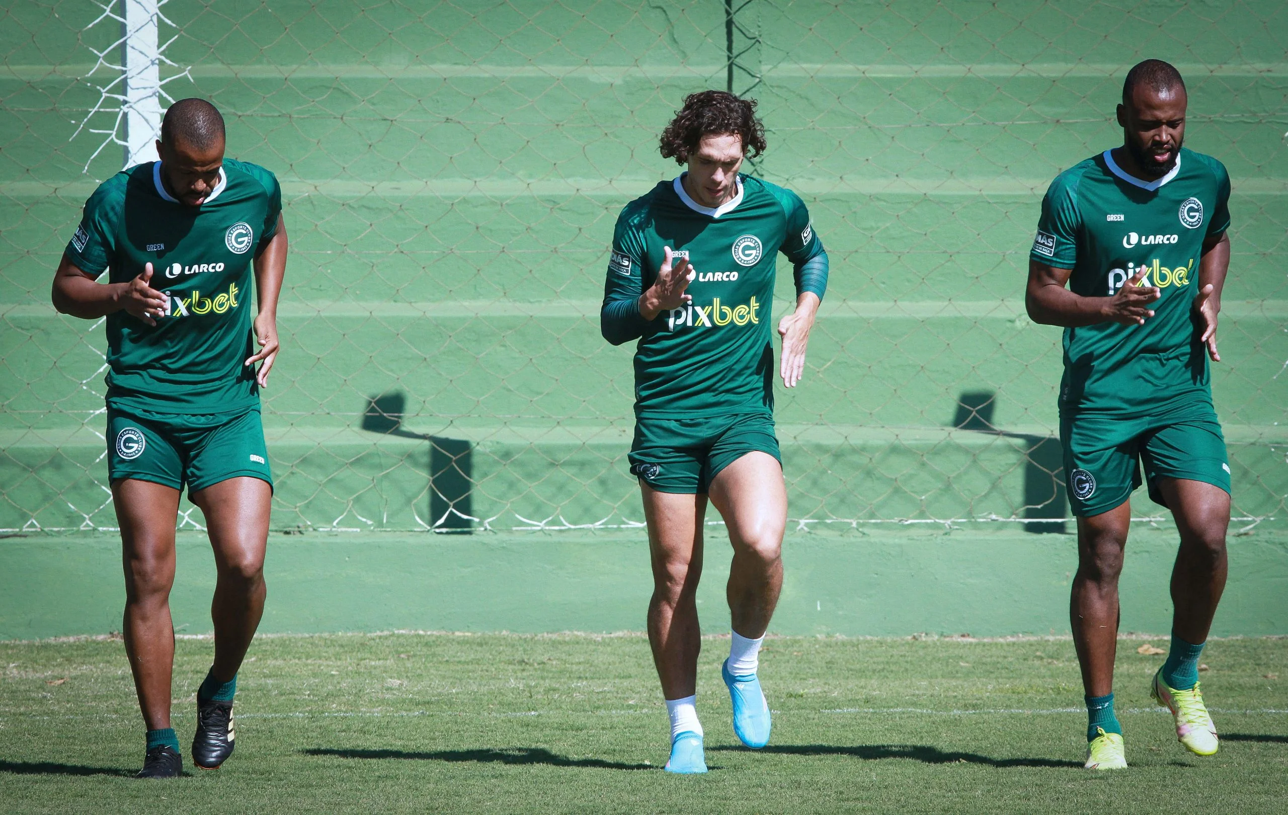 Jogadores do Goiás antes de jogo com o Galo