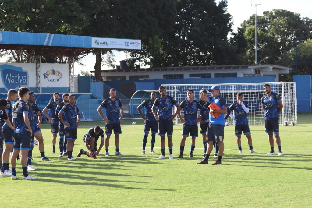 Treino da Aparecidense antes do Mirassol