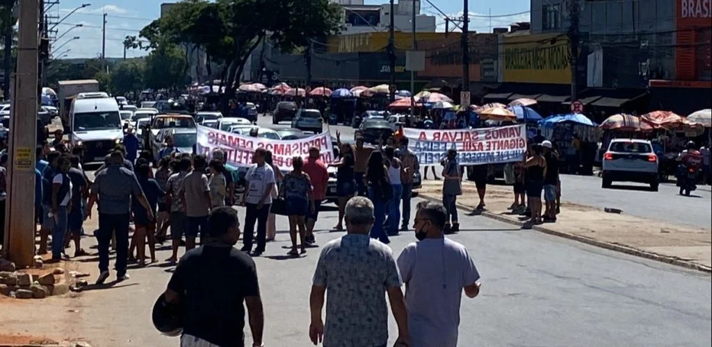 Trabalhadores fecham parte da Rua 44 e motoristas cometem festival de infrações