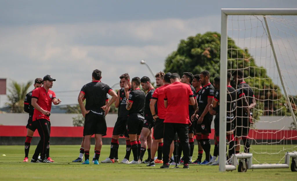 Atlético-GO antes de jogo na Sula