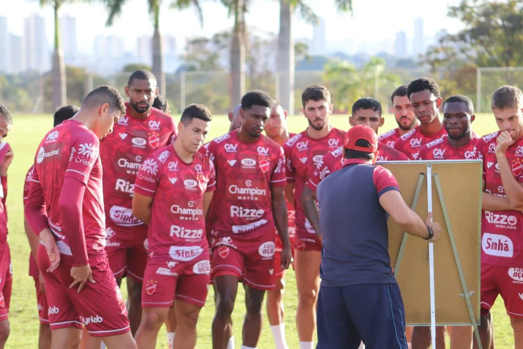 Vila Nova jogadores e técnico treinamento