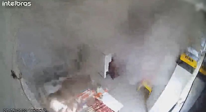 Vídeo: Panela de pressão explode enquanto homem prepara espetinho, em Ceilândia
