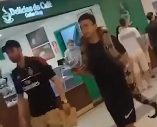 Vídeo: Homem leva Jiboia para passeio em shopping de Cuiabá