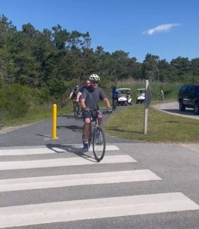 Joe Biden queda bicicleta