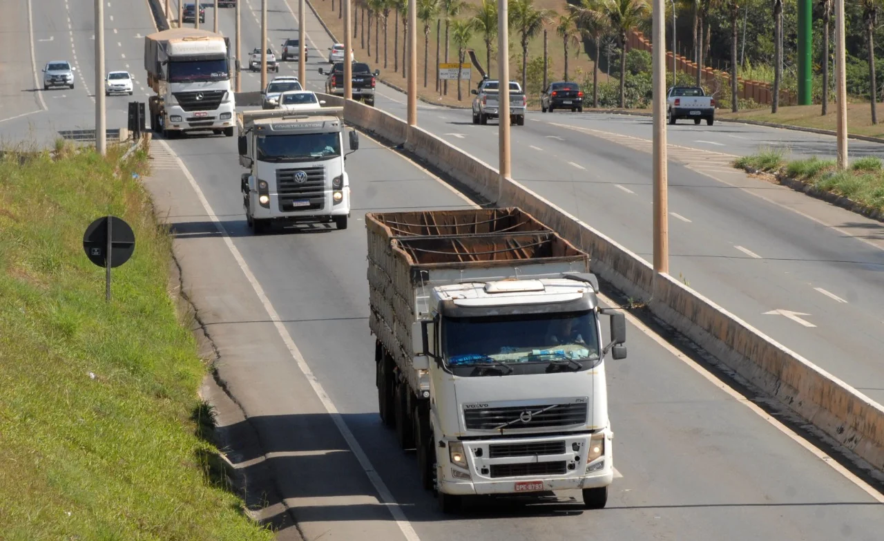 Caminhoneiros de todo o Brasil ameaçam greve geral nesta sexta-feira, 18