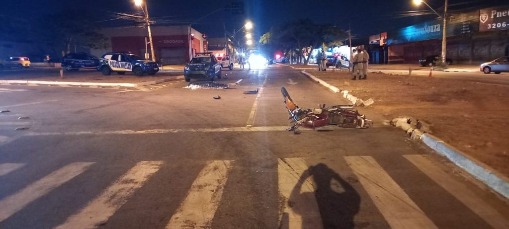 Vídeo: Motorista avança sinal e deixa motociclista em estado gravíssimo, em Goiânia