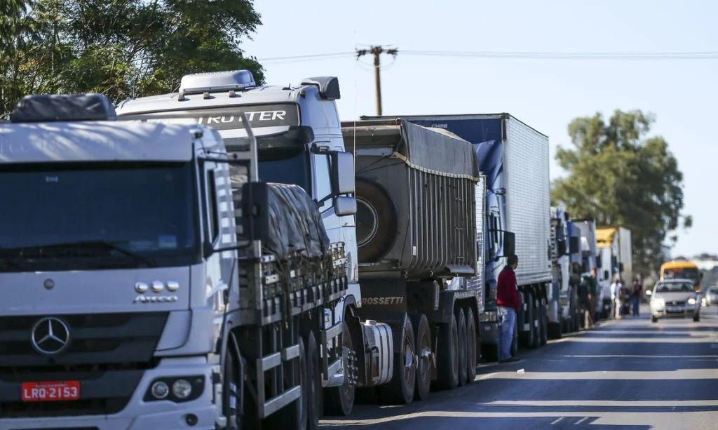 Caminhoneiros poderão entrar em greve na próxima semana em Goiás