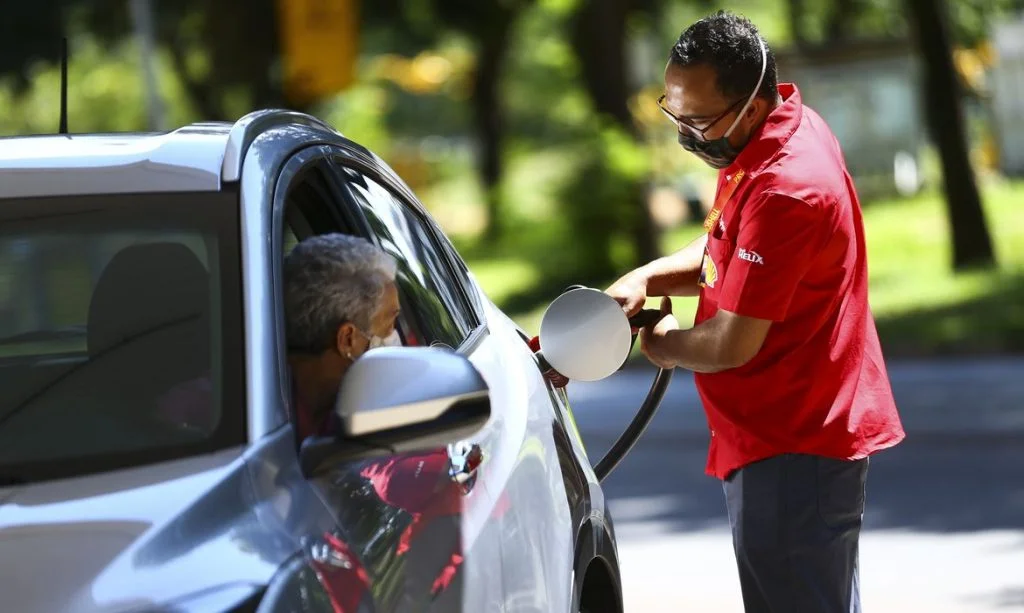 Com volta dos impostos, gasolina pude subir R$ 0,69 e o álcool, R$ 0,24