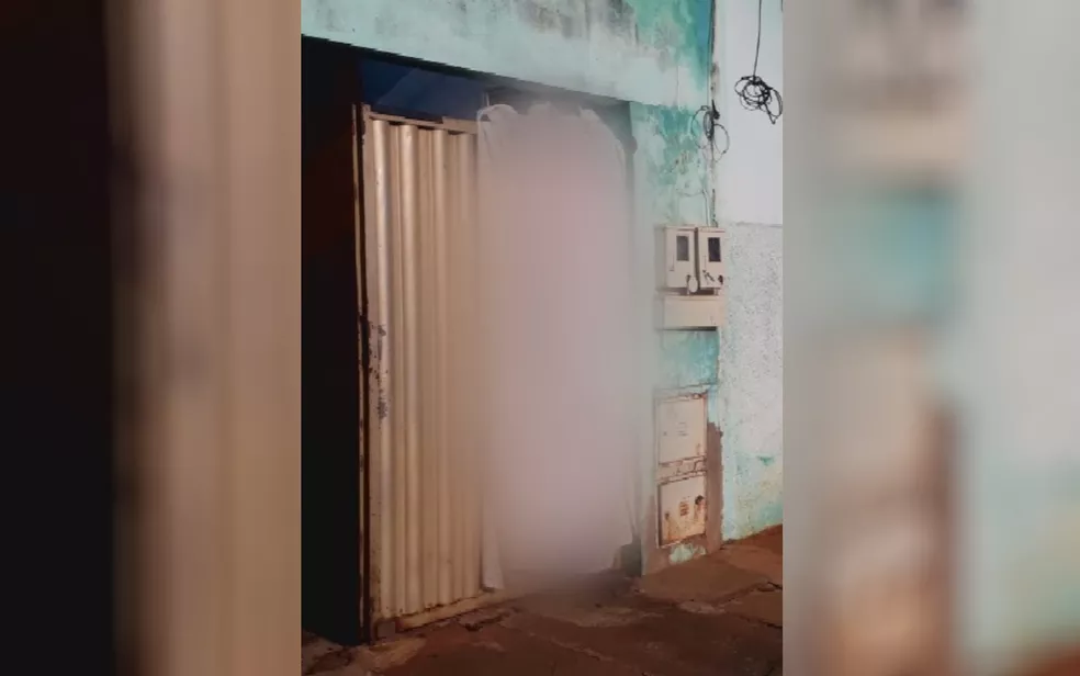 PC investiga morte misteriosa de homem que ficou preso em um portão, em Caçu