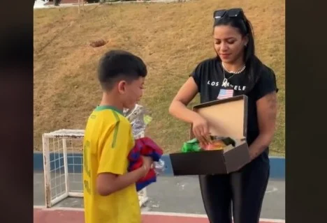 mãe futebol com filho