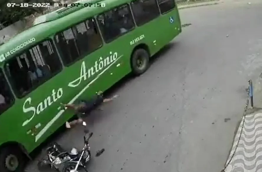 motoqueiro embaixo ônibus