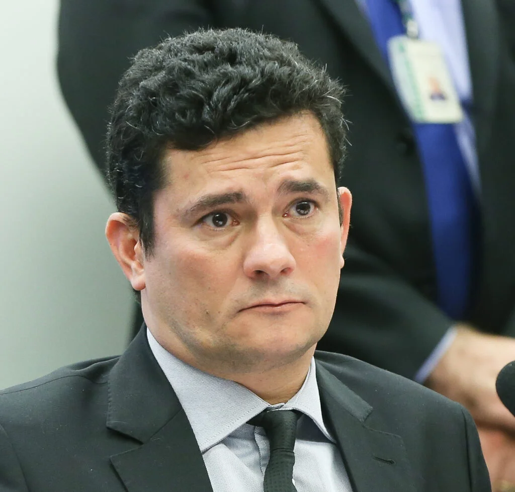 Foto mostra o ex-ministro Sergio Moro, que concorre ao Senado pelo estado do Paraná; ele está em segundo na pesquisa Ipec