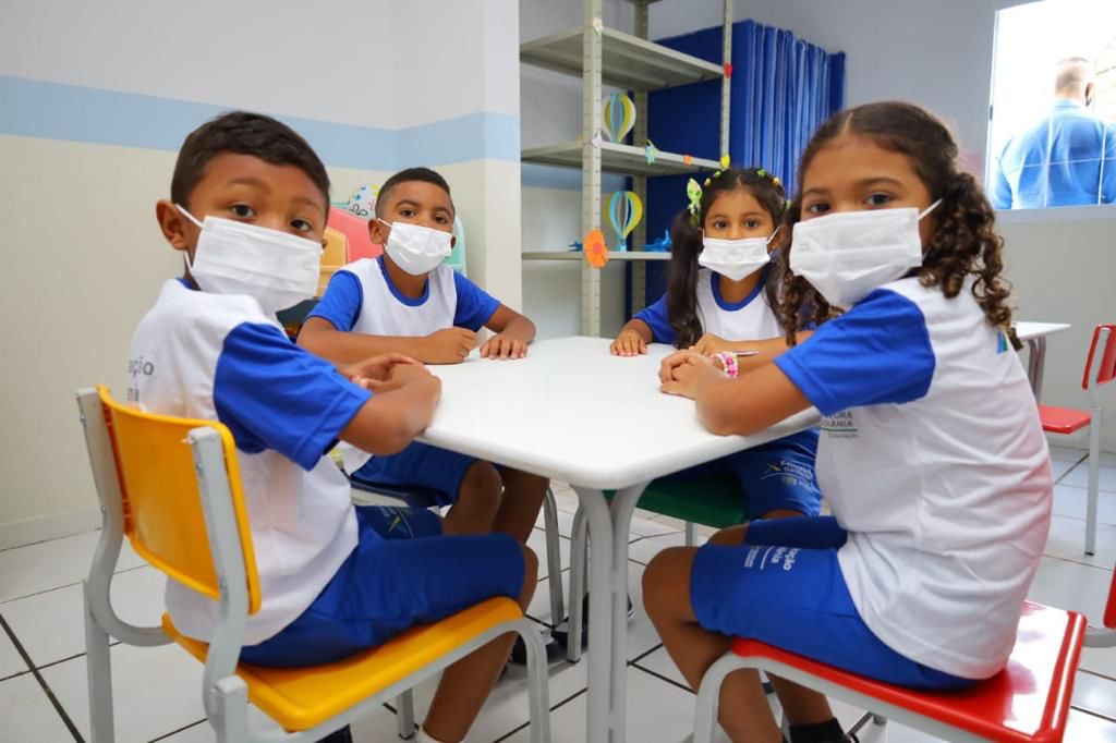 Máscaras voltam a ser obrigatórias em aeroportos; escolas de Goiás podem retomar medida
