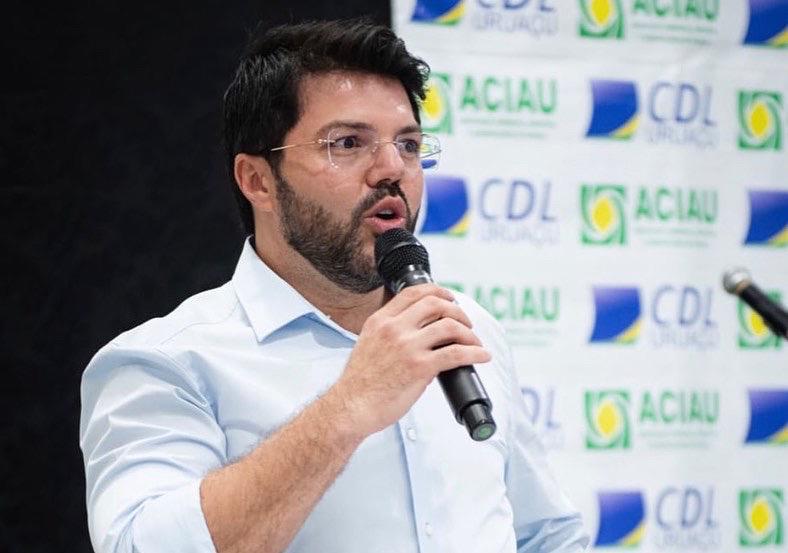Imagem mostra o candidato a deputado federal de Anápolis, Márcio Corrêa, durante discurso