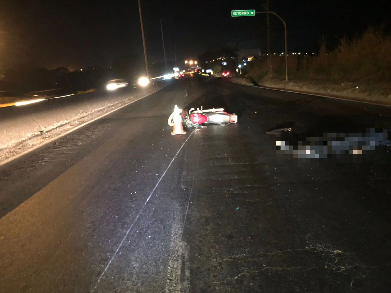 Foto mostra moto caída na BR-153, em acidente que matou o condutor