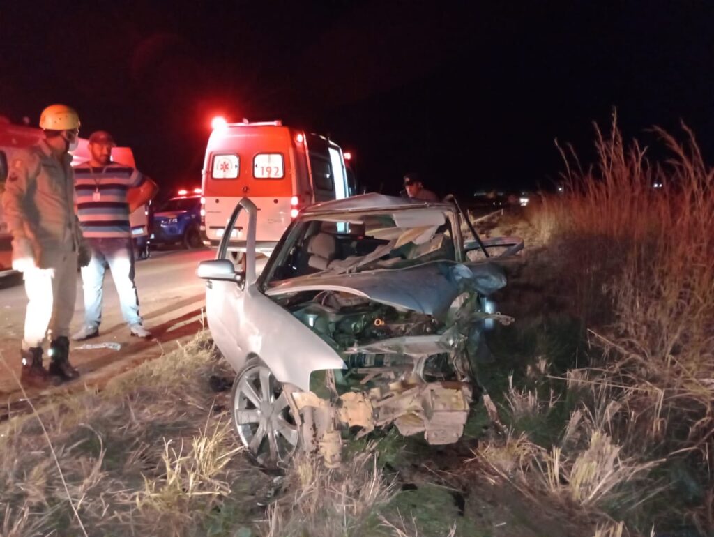 Foto mostra o Gol envolvido no acidente na GO-430, em Planaltina de Goiás