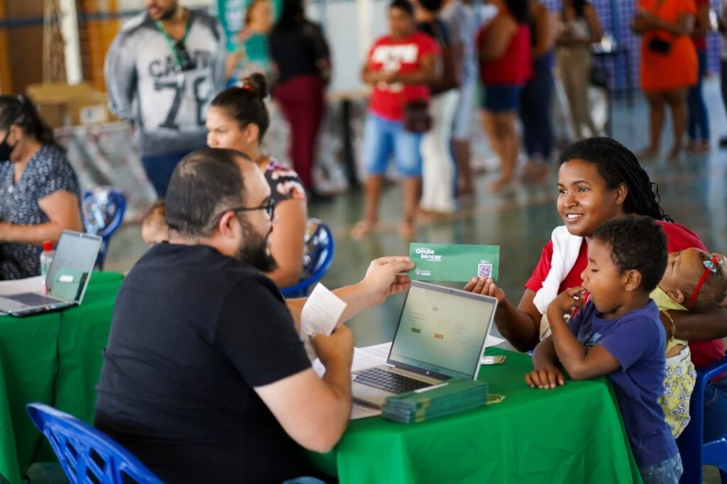 Foto mostra cidadão em atendimento do programa Aluguel Social