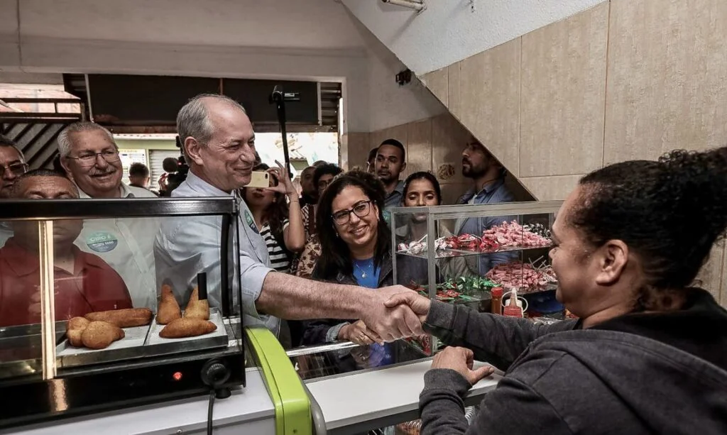 Na foto se vê o candidato à presidência Ciro Gomes cumprimentando populares em São Paulo