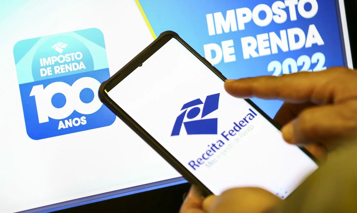 Na foto, celular com o aplicativo para acesso ao site da Receita Federal