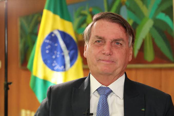 Bolsonaro assina Idulto de Natal que concede perdão à pena de policiais e militares presos por crime culposo