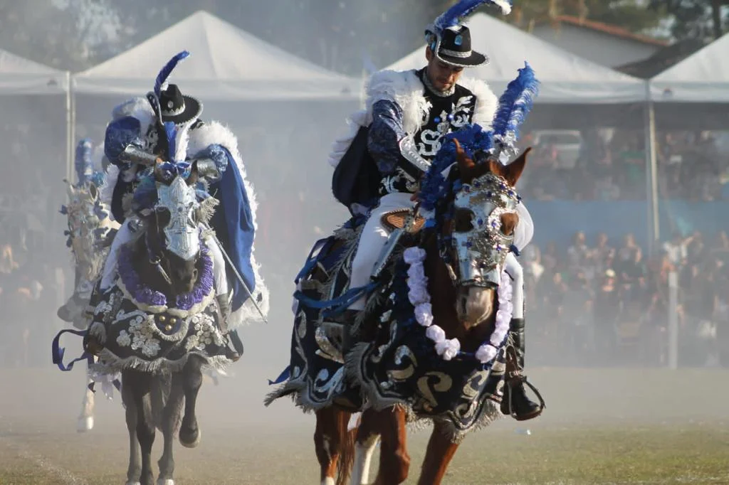 Imagem mostra cena da Festa das Cavalhadas de Pirenópolis