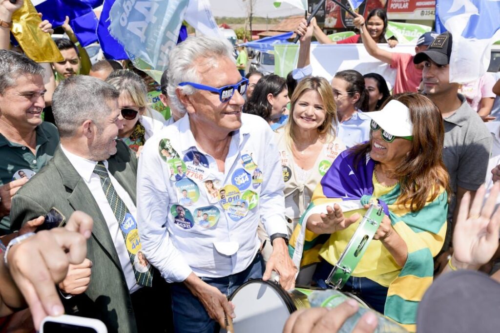 Imagem mostra governador Ronaldo Caiado em momento de desconstração em carreata